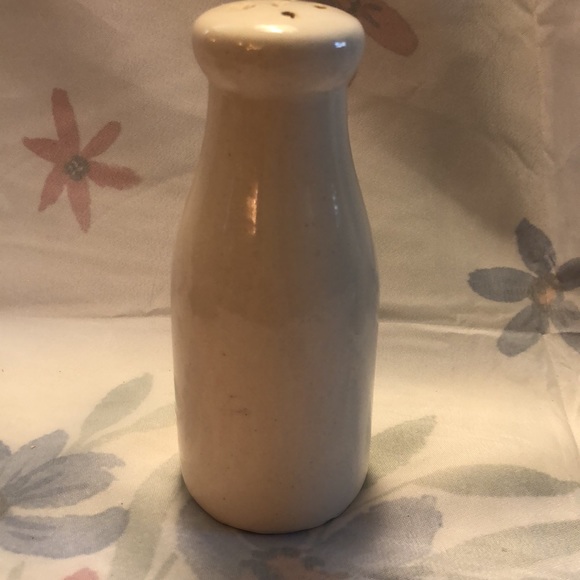 Vintage Ceramic Country Fresh Pepper & Farm Fresh Salt Shakers w/cow motif - Picture 4 of 13